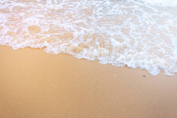 Летний фон, мягкая волна голубого океана на песчаном пляже. Фон, копировальное пространство - Фото, изображение
