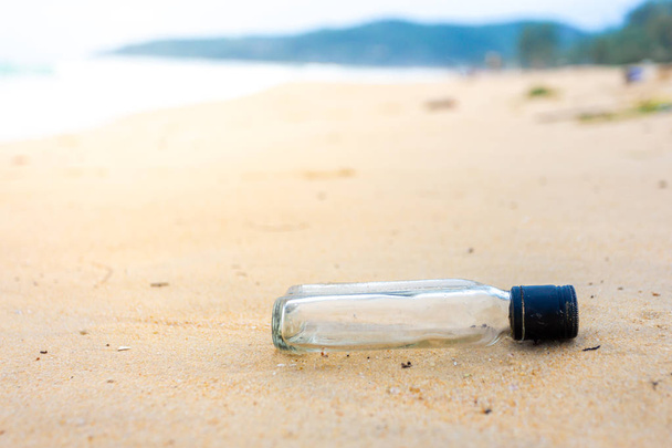 botella de agua en la playa - Foto, Imagen