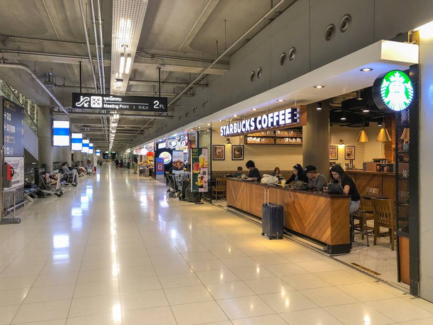 Bangkok Tajlandia-28 czerwca 2019: kawiarnia Starbucks w bramie lotniska Suvarnabhumi w godzinach porannych - Zdjęcie, obraz