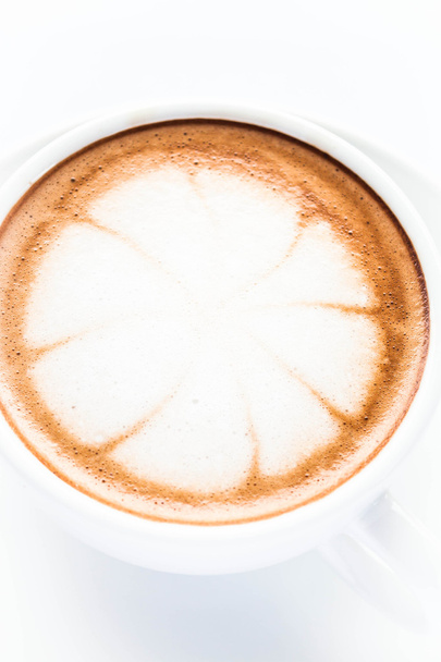 Cerca de café caliente moca aislado sobre fondo blanco
 - Foto, Imagen