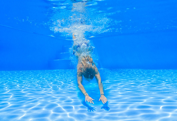 Woman diving underwater - Valokuva, kuva
