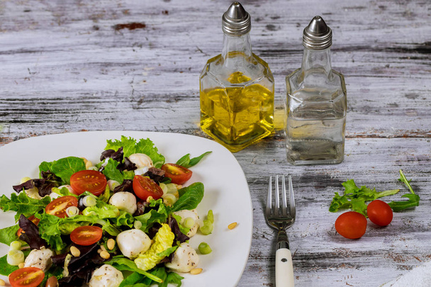 Tomaatti ja mozzarella salaatti oliiviöljyllä
 - Valokuva, kuva