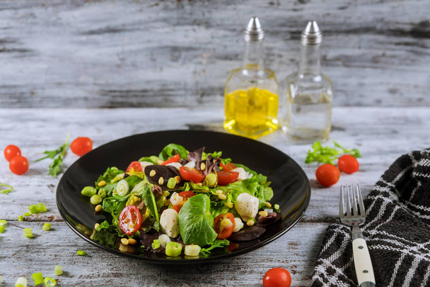 Mozzarella, arugula ve kiraz domates salatası için vejetaryen gıda maddeleri. - Fotoğraf, Görsel