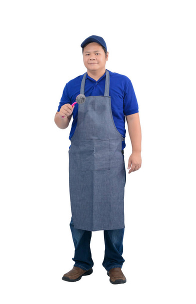 азіатський працівник у синій сорочці з фартухом та захисними рукавичками
  - Фото, зображення
