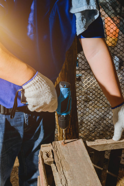 bouw man werknemers in blauw overhemd met beschermende handschoenen een - Foto, afbeelding