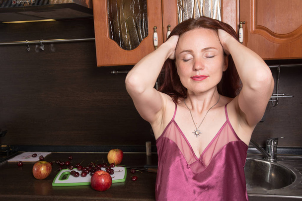 Gros plan portrait de femme aux cheveux roux songeur dans l'intérieur de la cuisine
 - Photo, image