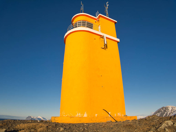 Žlutý maják na pobřeží Islandu - Fotografie, Obrázek