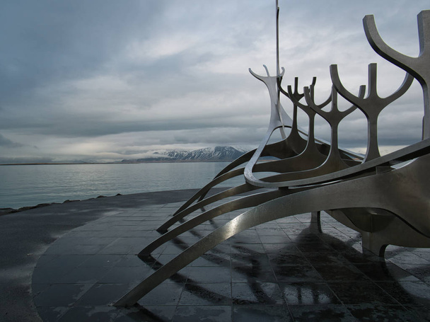 La escultura Solfar en la costa de Reikiavik
 - Foto, Imagen