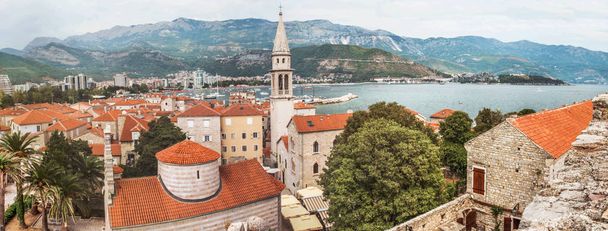 Panoraama suosittu lomakeskus Budva, Montenegro, antiikin seinät ja punalaatoitettu katto, lahti Adrianmeren ja Balkanin vuoret
. - Valokuva, kuva