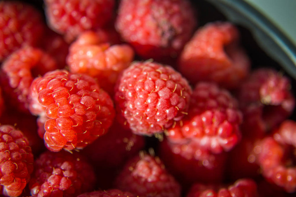 Beautiful, freshly picked garden raspberries in the summer. Summer berries, natural food, healthy dessert. - Foto, Imagem