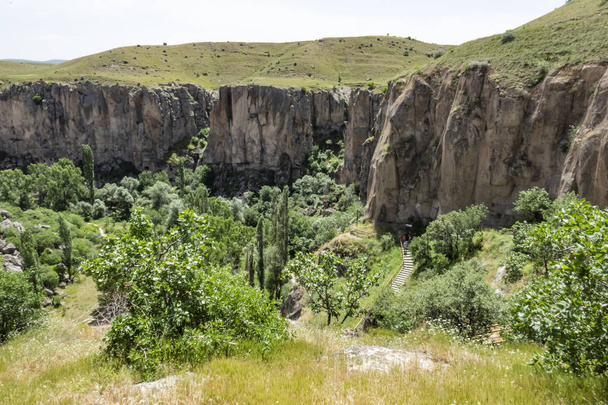 Ihlara, Aksaray, Turkije-30 mei 2019. Ihlara-vallei (peristrema-klooster) of Ihlara-kloof is de beroemdste vallei in Turkije voor wandeltochten. Green Nature View vanuit de Ihlara-vallei - Foto, afbeelding