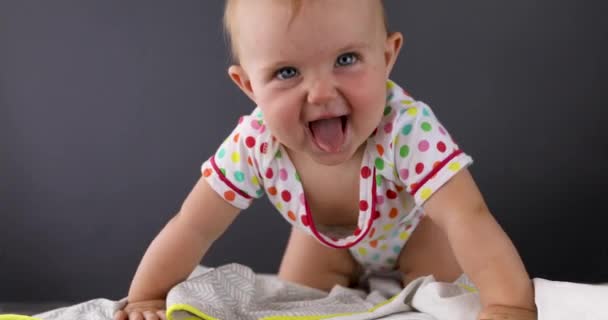 Játékos grimaszolás baba kockás - Felvétel, videó