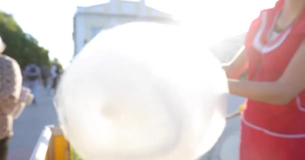 Mujer haciendo algodón de azúcar en el parque
 - Metraje, vídeo