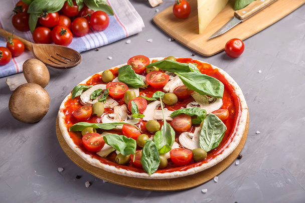 Gri bir masada mantar ile hızlı ev yapımı vejetaryen pizza - Fotoğraf, Görsel