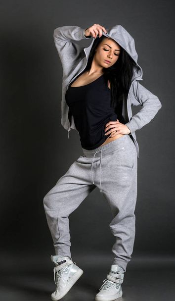 jovem morena vestindo sportswear posando em estúdio
 - Foto, Imagem