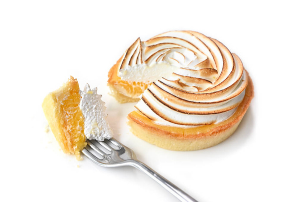 Torta de merengue de limão no fundo branco isolado
 - Foto, Imagem