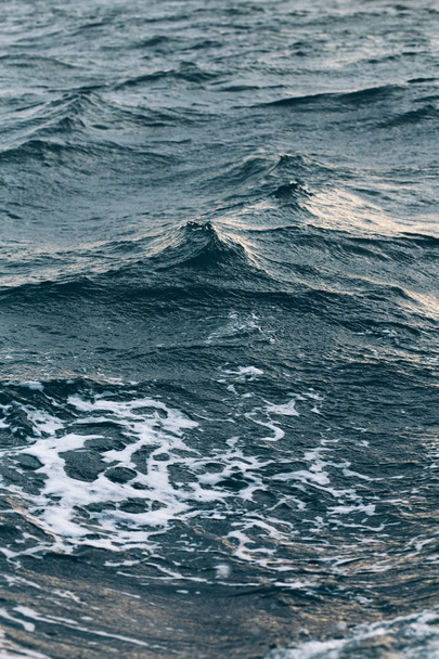 dunkelblauer Meereswasserhintergrund, Blautöne im schwarzen Meer - Foto, Bild