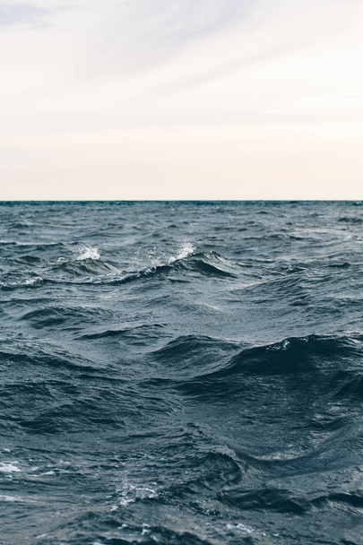 fondo scuro blu acqua di mare, sfumature di blu nel mare nero
 - Foto, immagini