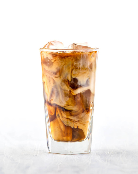 Склянка кави з льодом з молоком
 - Фото, зображення