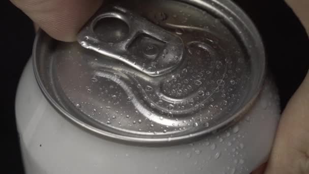 Natte witte pot met soda opent de hand van een man - Video