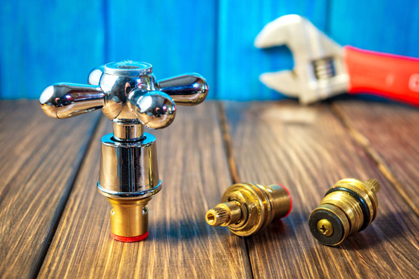 Υδραυλικές προμήθειες και εργαλεία σε ένα μπλε ξύλινο και vintage φόντο. - Φωτογραφία, εικόνα