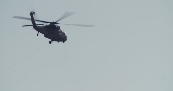 Στρατιωτικά ελικόπτερα που πετούν σε σχηματισμό - Πλάνα, βίντεο
