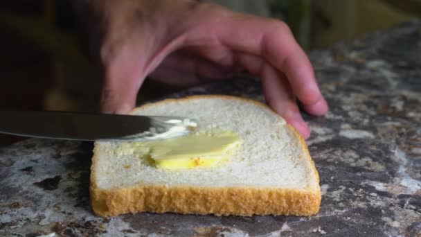 Butteraufstrich auf Brot für Sandwiches mit dem Tischmesser - Filmmaterial, Video