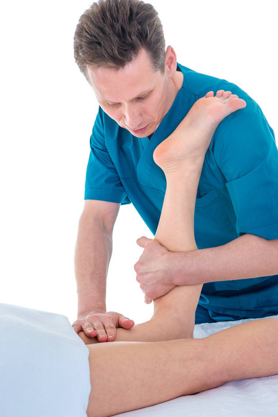 Physiotherapist, massaging the patient's leg in the physiotherap - Foto, afbeelding
