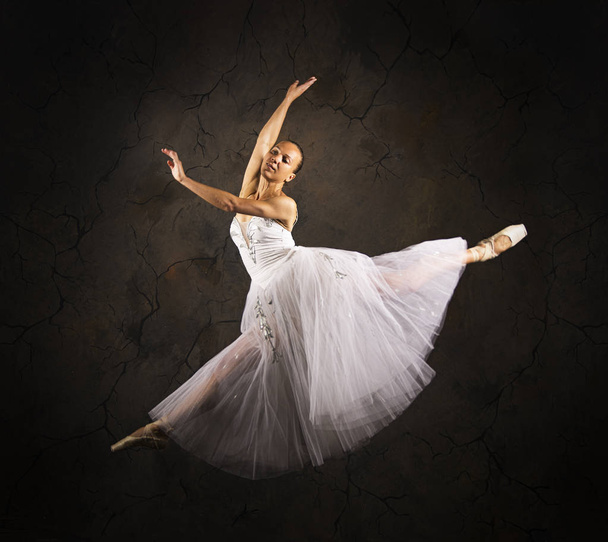 Slender girl in a white corset tutu dancing ballet. - Foto, afbeelding