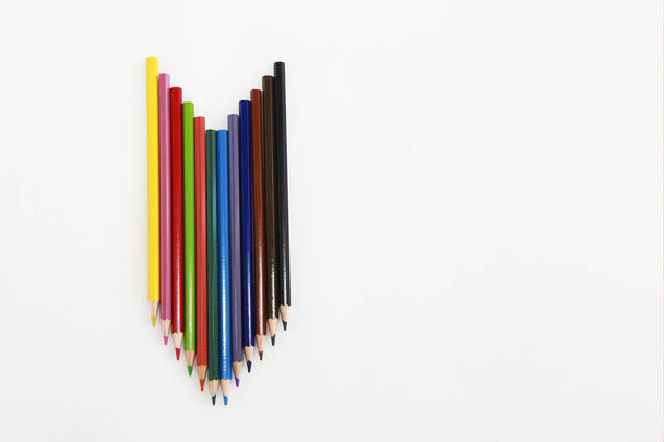 värikkäitä puisia kyniä piirustus valkoisella pohjalla
 - Valokuva, kuva