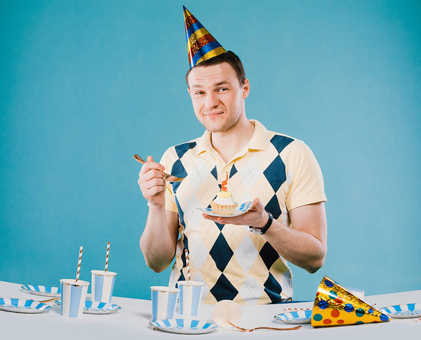 Portret van een man die zijn verjaardagsfeestje viert, met l - Foto, afbeelding