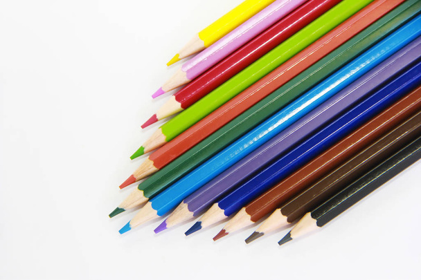 красочные деревянные карандаши для рисования на белом фоне
 - Фото, изображение