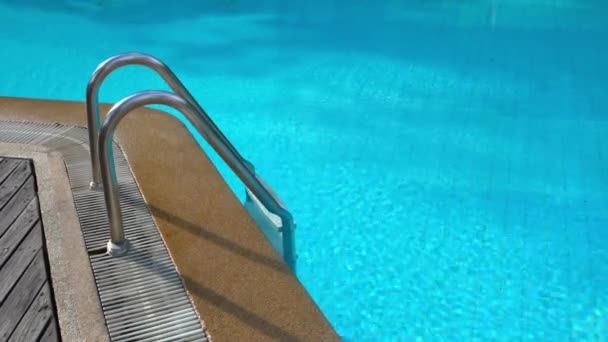 tranquilo material de archivo piscina vacía en el hotel resort
 - Metraje, vídeo