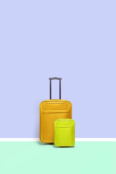Set di valigie in piedi su sfondo blu. Concetto di viaggio
 - Foto, immagini