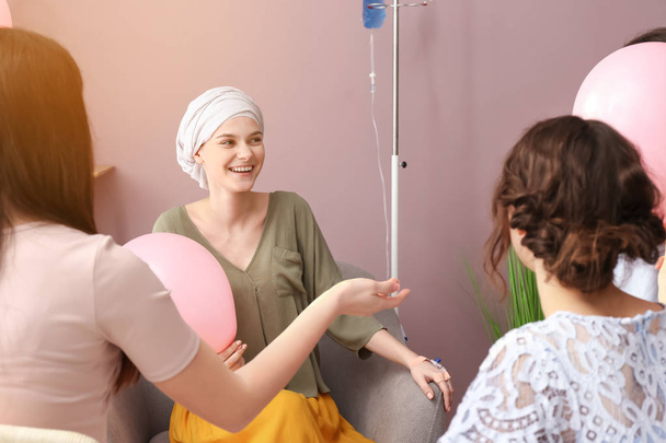 Mujeres visitando a su amiga después de la quimioterapia en casa
 - Foto, imagen