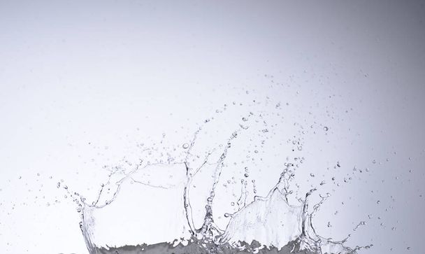 Liikkuva vesi valkoisella pohjalla
 - Valokuva, kuva