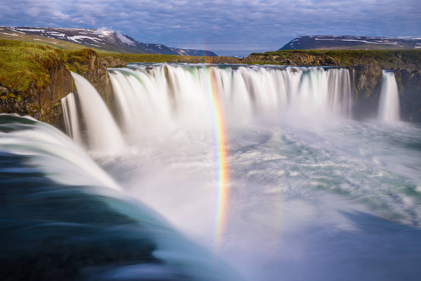 Cascada Godafoss y arco iris
 - Foto, Imagen
