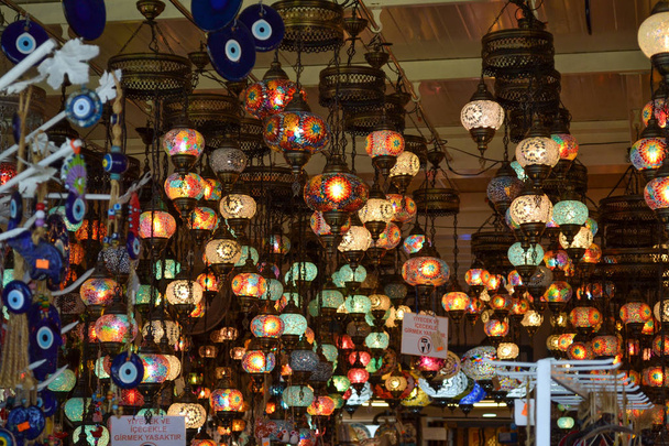 Lâmpadas decorativas turcas para venda na janela da loja de lembranças
 - Foto, Imagem