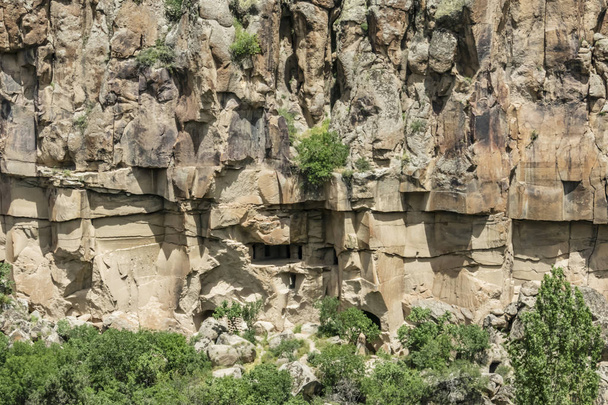 Ihlara, Aksaray, Turcja-30 maja 2019. Ihlara Dolina (Peristrema klasztor) lub Ihlara Gorge jest najsłynniejszą dolinę w Turcji do wycieczek pieszych. Zielona natura widok z doliny Ihlara - Zdjęcie, obraz