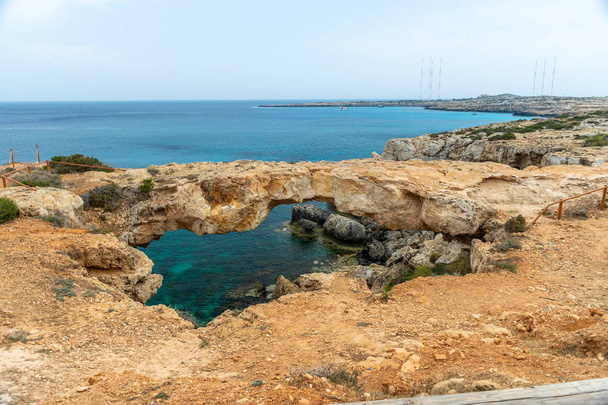 На средиземноморском побережье находится мост влюбленных. Кипр
. - Фото, изображение