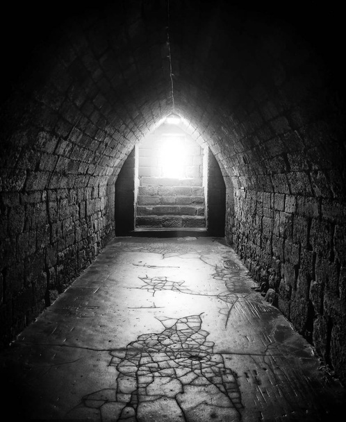 viejo túnel peatonal subterráneo con techos arqueados paredes de piedra
  - Foto, Imagen
