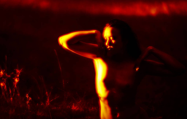 обнаженная женщина в солнечном свете на фоне леса
 - Фото, изображение