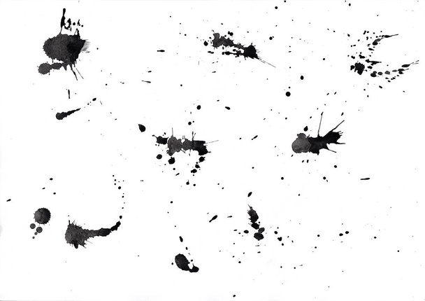 Een set zwarte inkt vlekken, druppels en spatten. Handgemaakt op wit papier. Handgetekende rastervoorraad illustratie van vloeistofdynamische chaotische spatten. - Foto, afbeelding