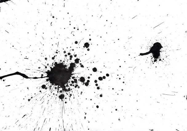 Spatten, druppels, vlekken van zwarte inkt verspreiden op wit papier met een doorschijnende textuur - Foto, afbeelding