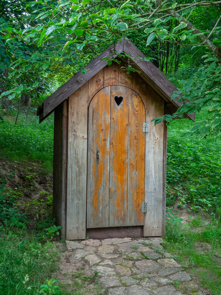 Старый деревянный туалет в лесу
 - Фото, изображение