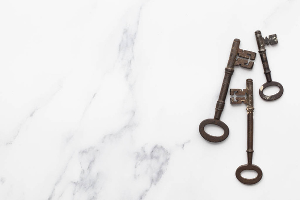 Vintage old fashioned keys on a marble background with copy space - Foto, Imagem