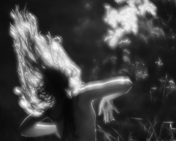 Naga Kobieta w świetle słonecznym na tle lasu - Zdjęcie, obraz
