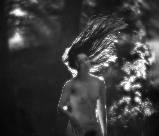 orman arka planda güneş ışığında çıplak kadın - Fotoğraf, Görsel