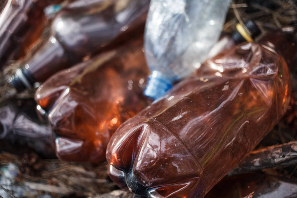 Műanyag szennyezés. Műanyag palackok hulladékot az erdőben. A modern életmód ökológia probléma. - Fotó, kép