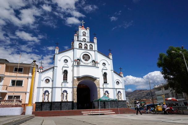 Blick auf die Fassade und den Kirchturm der iglesia del senor de la sol - Foto, Bild
